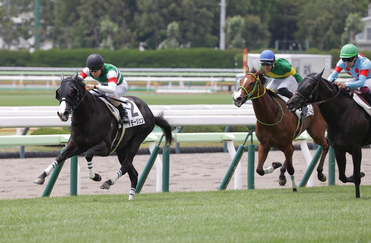 新馬勝ちを収めたイモージェン（左）（撮影・松岡勇作）