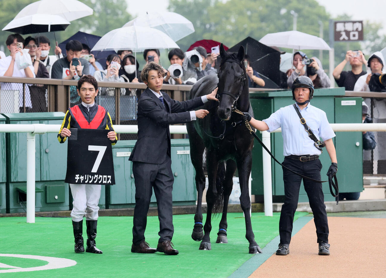 町田特別を制したチャリングクロスの口取りをする戸崎圭太騎手（撮影・丹羽敏通）