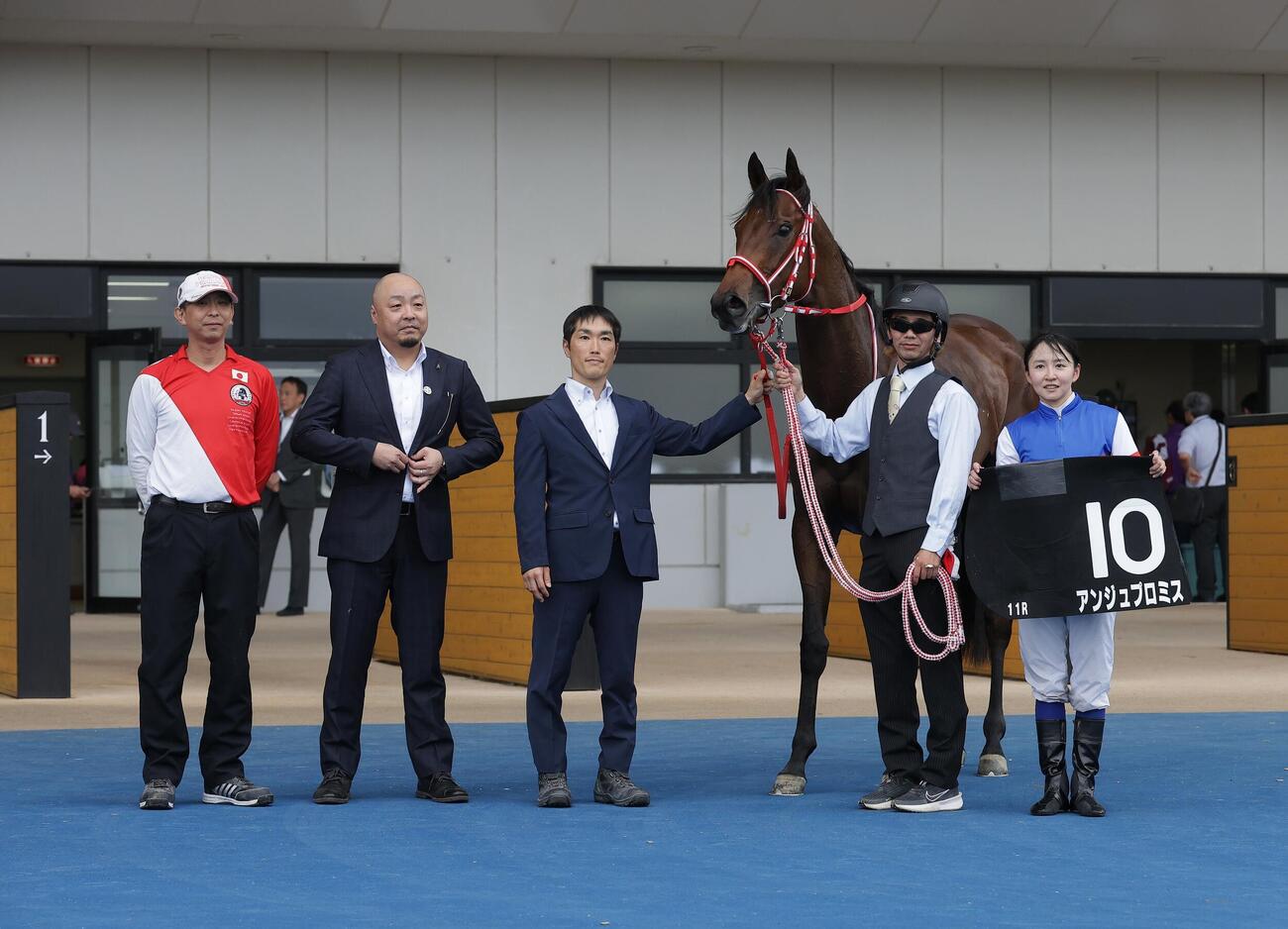 STV杯を制したアンジュプロミスと古川奈穂騎手（右端）