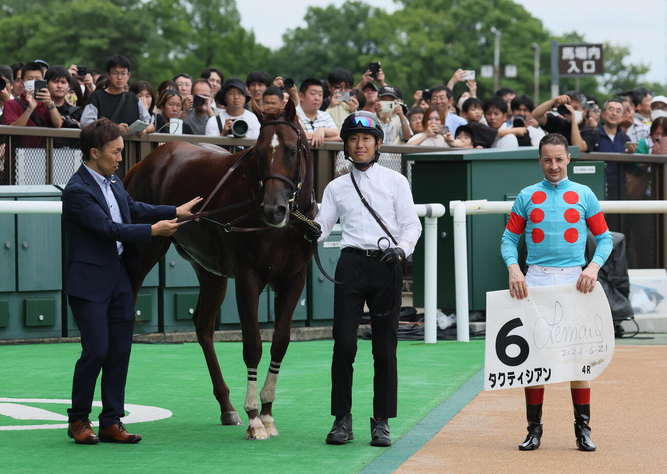 東京4R、2歳新馬戦を制したタクティシアンの口取りをする森一誠調教師とクリストフ・ルメール騎手（撮影・丹羽敏通）