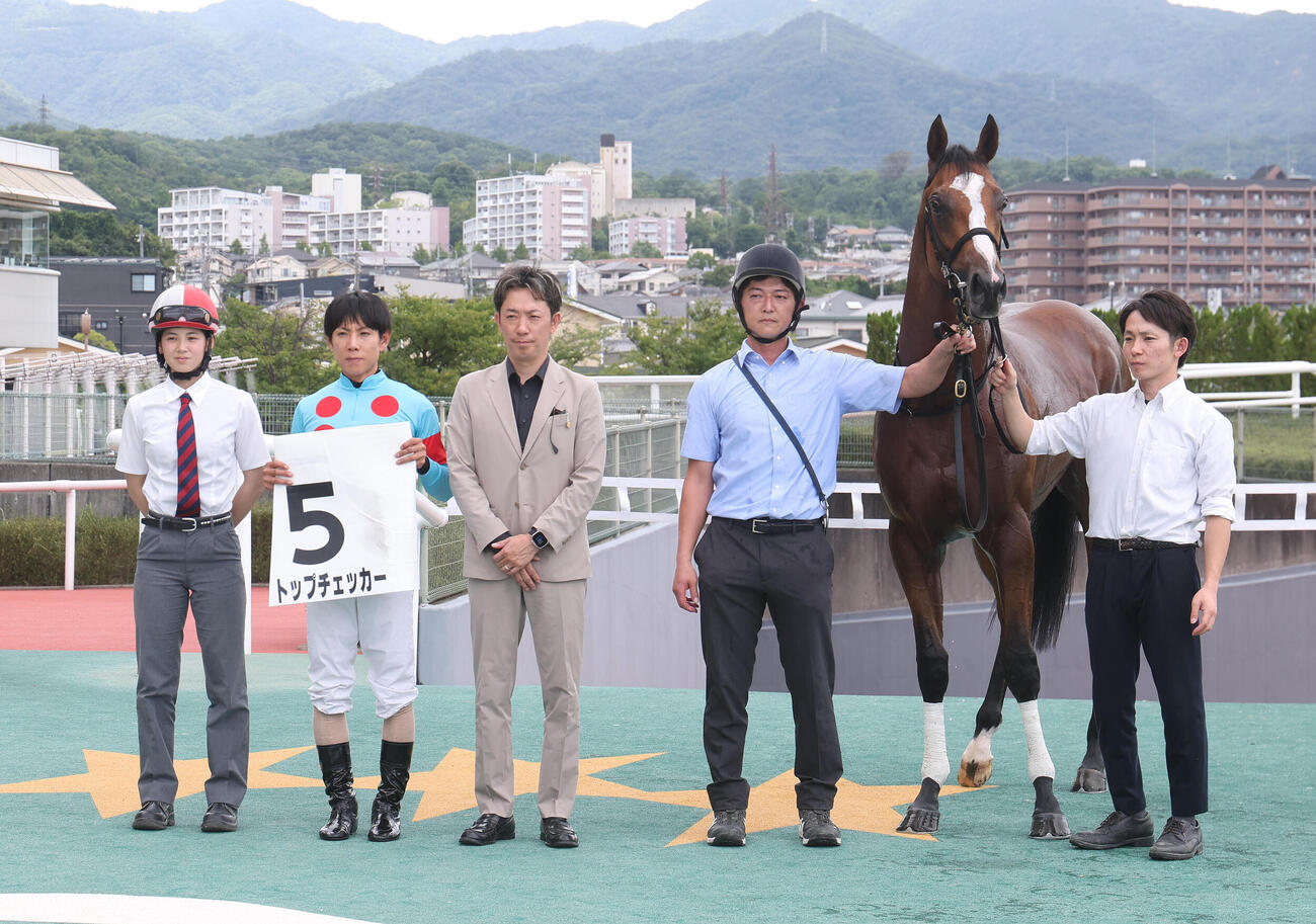 阪神5R、新馬戦を制したトップチェッカーと口取りに並ぶ北村友一騎手（左から2人目）（撮影・白石智彦）