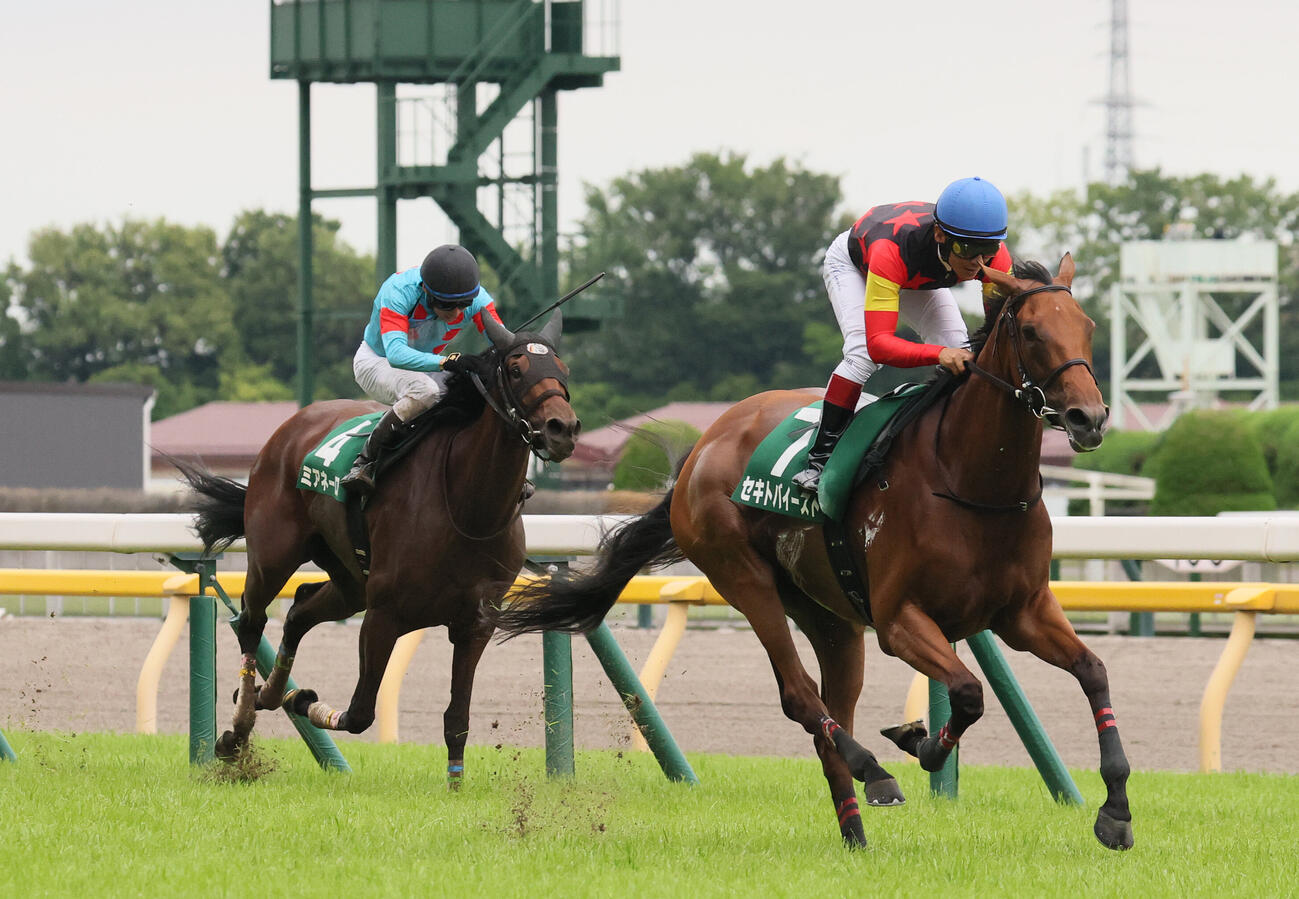 府中牝馬Sを逃げ切ったセキトバイーストと浜中俊騎手（右）（撮影・丹羽敏通）