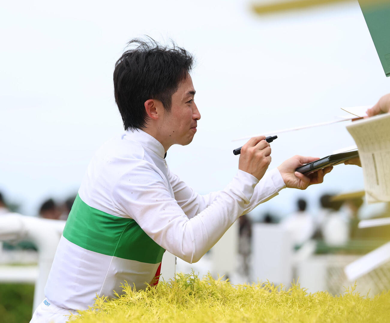 しらさぎSを制し、ファンにサインする松若風馬騎手（撮影・白石智彦）