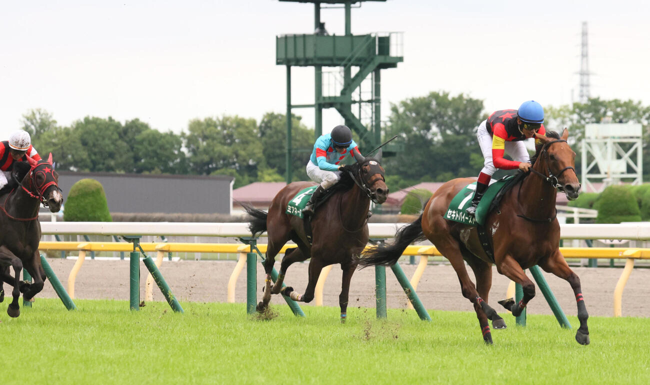 東京11R、府中牝馬Sを逃げ切ったセキトバイーストと浜中俊騎手（右）。左端は2着ウイントワイライト（撮影・丹羽敏通）