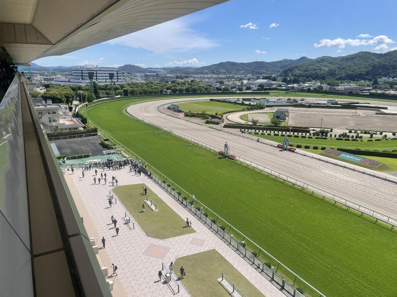 夏の福島開催初日、開門直後の場内