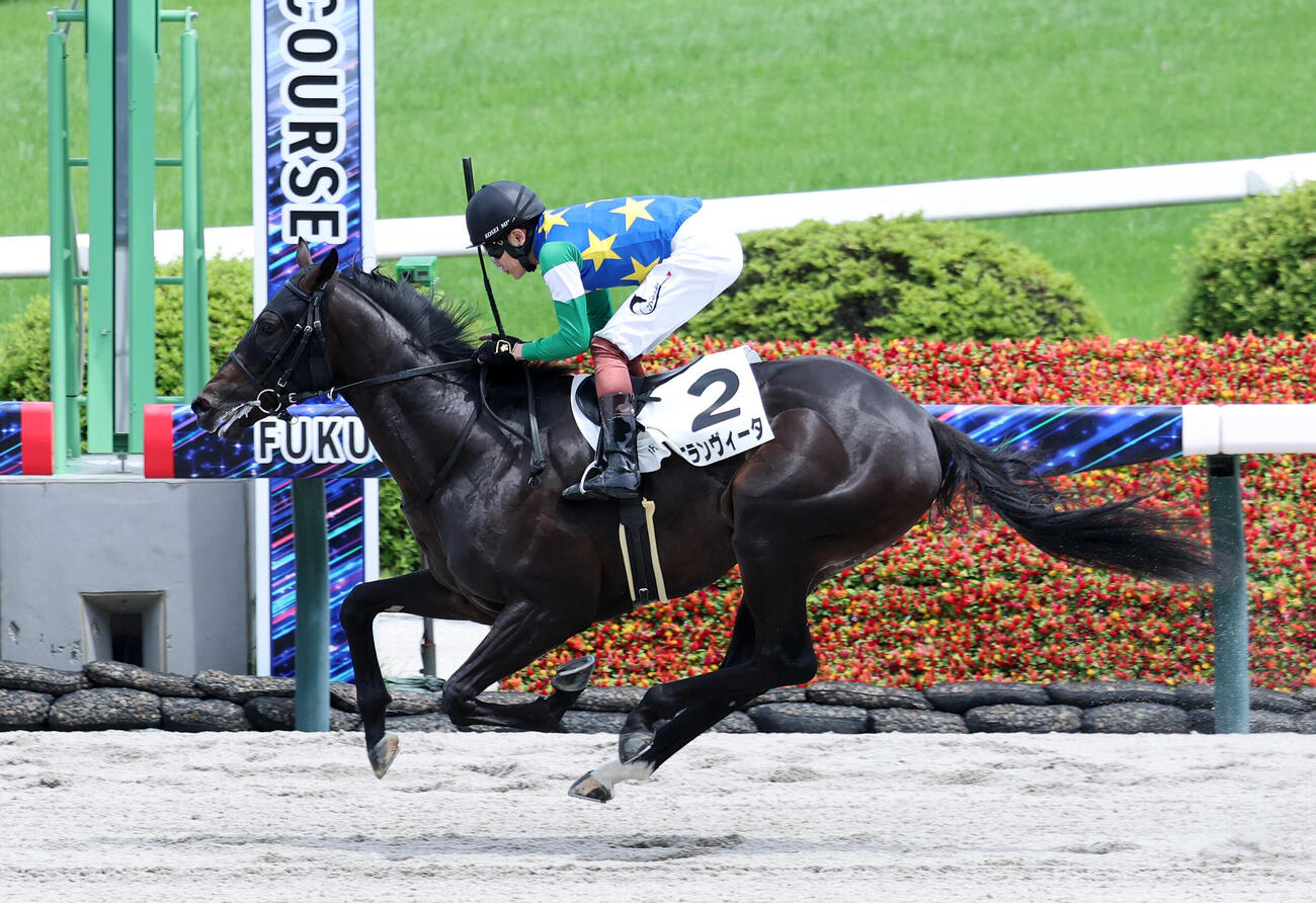 福島6R、2歳新馬戦を制したエランヴィータと三浦皇成騎手（撮影・鈴木正人）