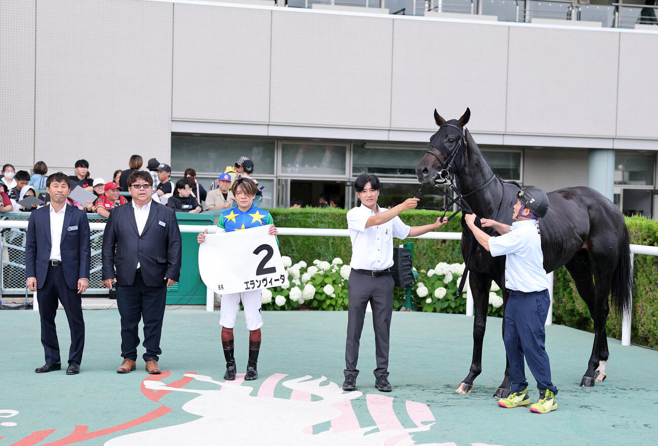福島6R、2歳新馬戦を制したエランヴィータと三浦皇成騎手（撮影・鈴木正人）