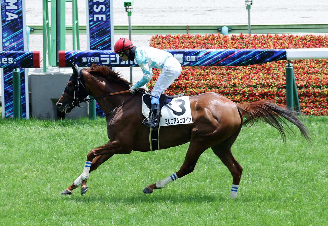 福島4R　障害3歳以上オープンを制したミレニアムヒロインと草野太郎騎手（撮影・鈴木正人）