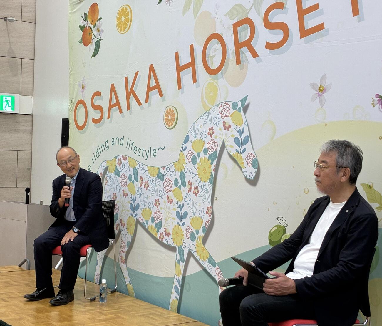 「OSAKAホースフェア」で講演した角居勝彦元調教師（左）右は天理大の岡田副学長（撮影・太田尚樹）