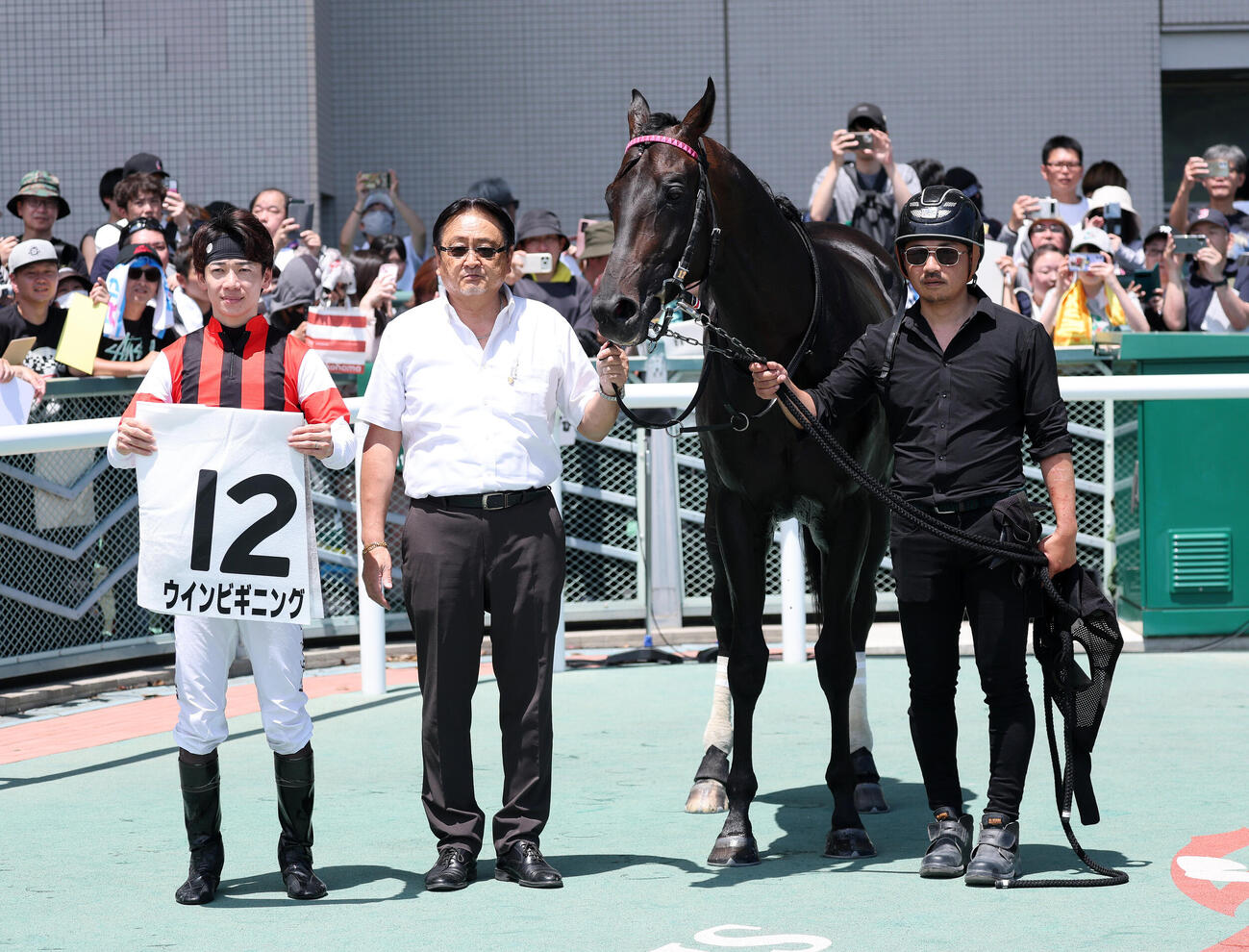 福島2R、3歳未勝利戦を制したウインビギニングの口取りに納まる松山弘平騎手（撮影・鈴木正人）