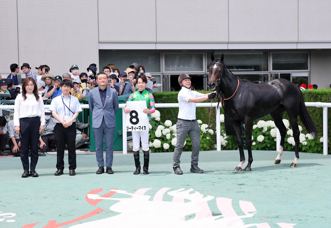 福島4R、2歳新馬戦を制したジーティーマイカと口取りに並ぶ松山弘平騎手（撮影・鈴木正人）