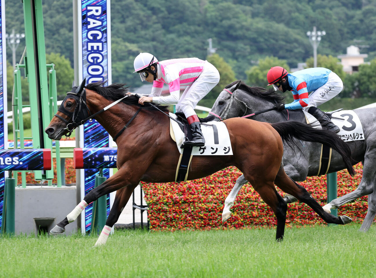 福島8R、3歳以上1勝クラスを制したゲンジ（右）と田辺裕信騎手（撮影・鈴木正人）