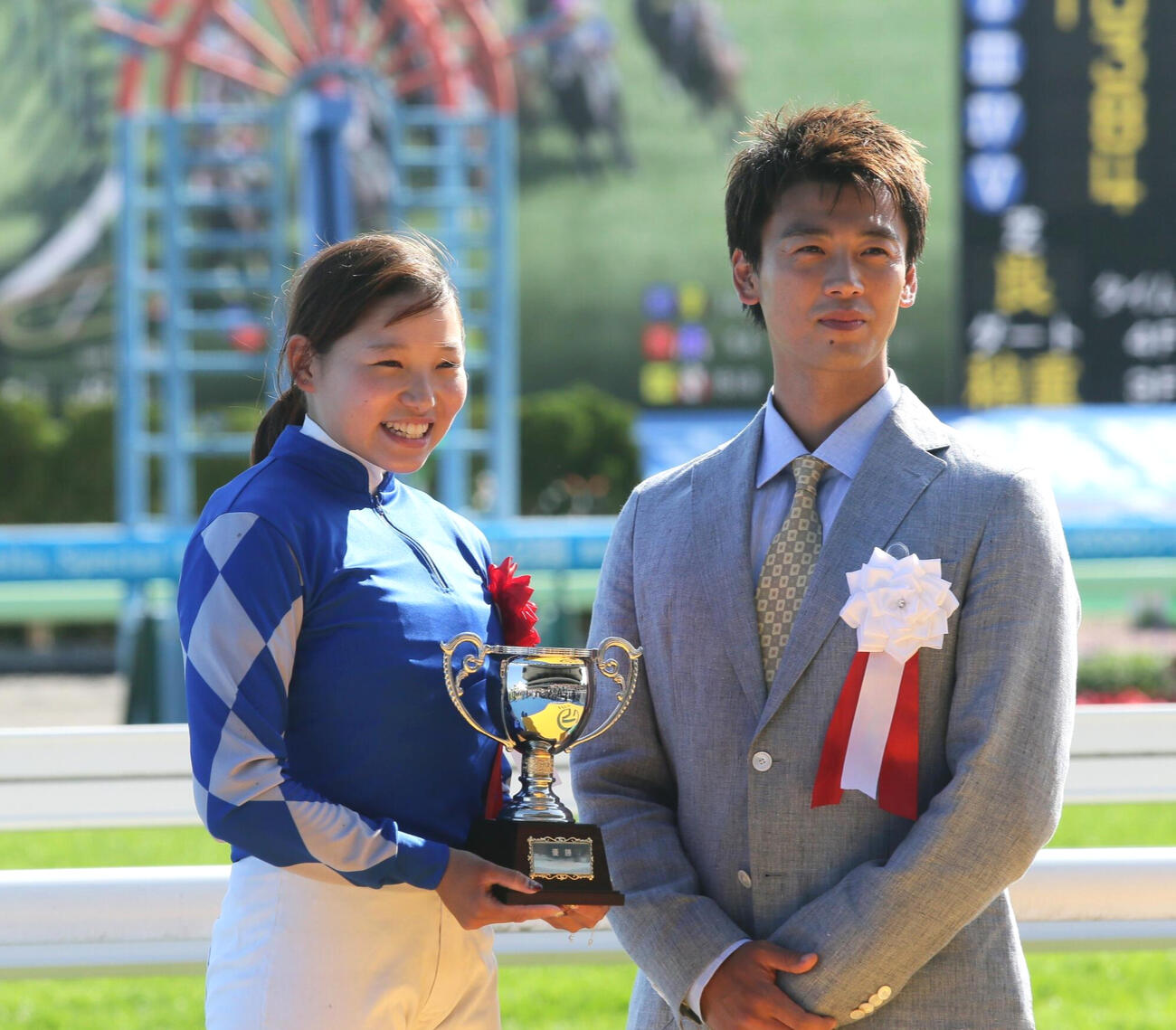 函館記念をファウストラーゼンで制した小林美駒騎手（左）と竹内涼真