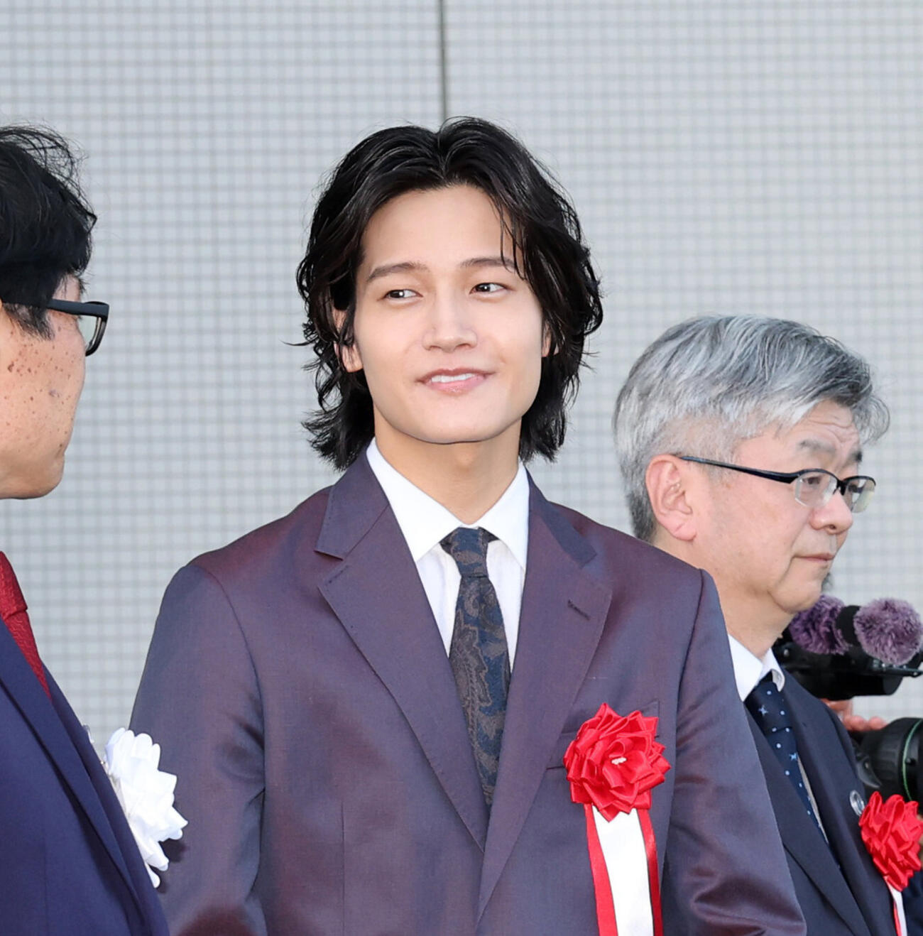 福島11R　ラジオNIKKEI賞のプレゼンターを務めた佐野晶哉（撮影・鈴木正人）