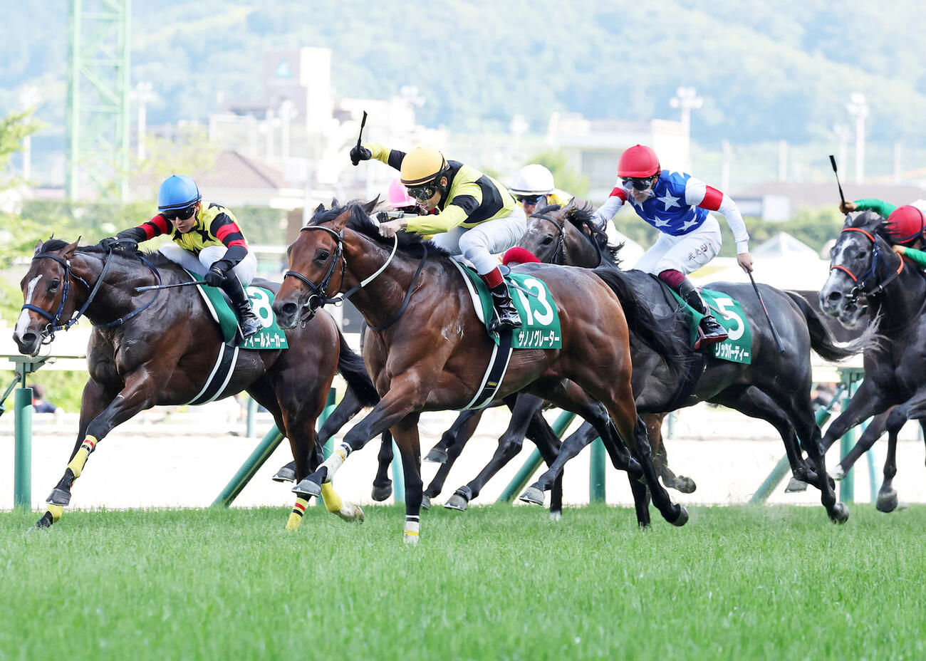ラジオNIKKEI賞を制したサノノグレーター（中央）と田辺裕信騎手（撮影・鈴木正人）