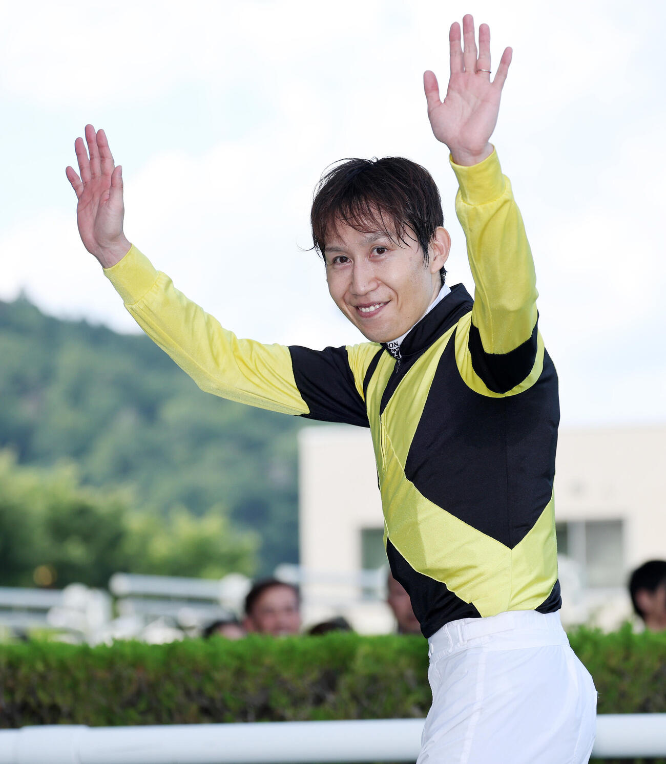 ラジオNIKKEI賞を制しファンに手を振り引き揚げる田辺裕信騎手（撮影・鈴木正人）