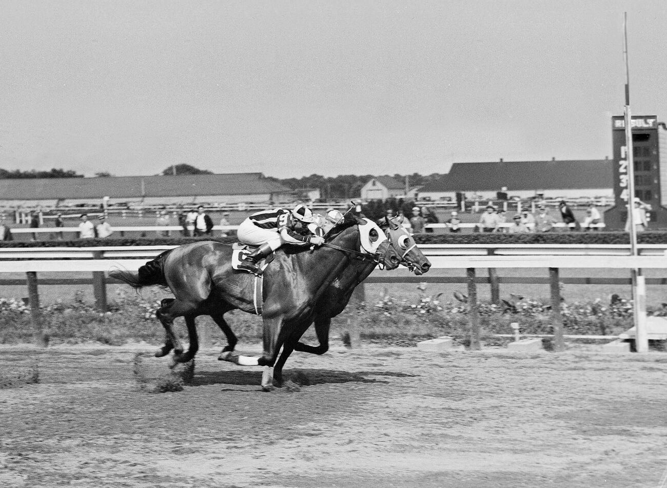 1937年6月26日、ニューヨークのアケダクト競馬場　ハンデ戦を鼻差で制したシービスケット（AP）