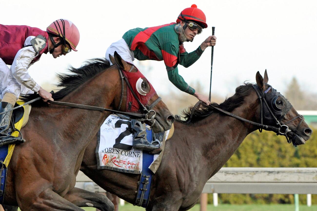 2011年4月、ニューヨークのアケダクト競馬場でトビーズコーナー（右）に騎乗したカストロ騎手（AP)