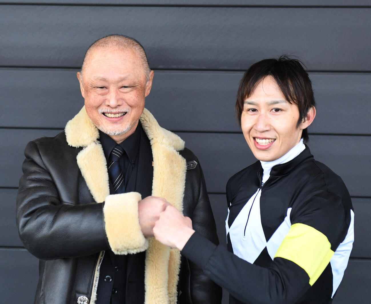22年、弥生賞を制したアスクビクターモアの田辺騎手（右）と田村調教師は笑顔でグータッチ