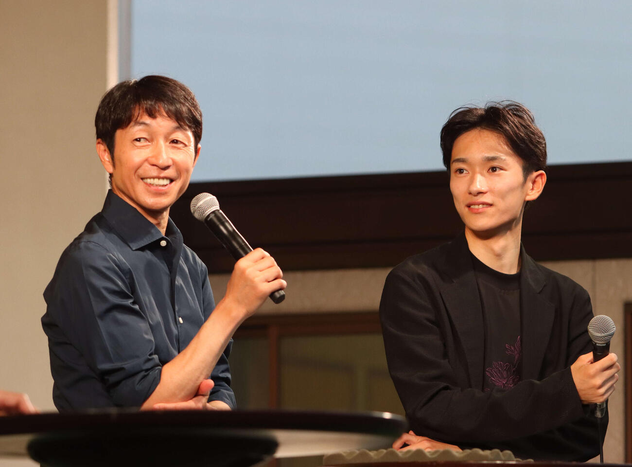 大井競馬場でトークショーを行う武豊騎手（左）と坂井騎手（2024年撮影）