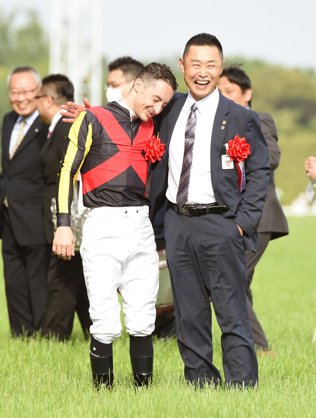16年、メジャーエンブレムでNHKマイルカップを制したC・ルメール騎手は田村調教師と喜び合う