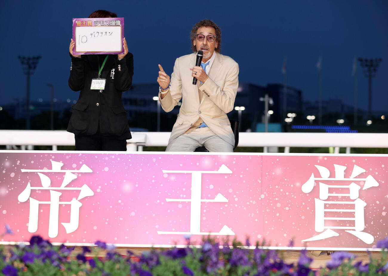 トークショーで注目馬はディクテオンと語るラモス瑠偉氏（撮影・柴田隆二）