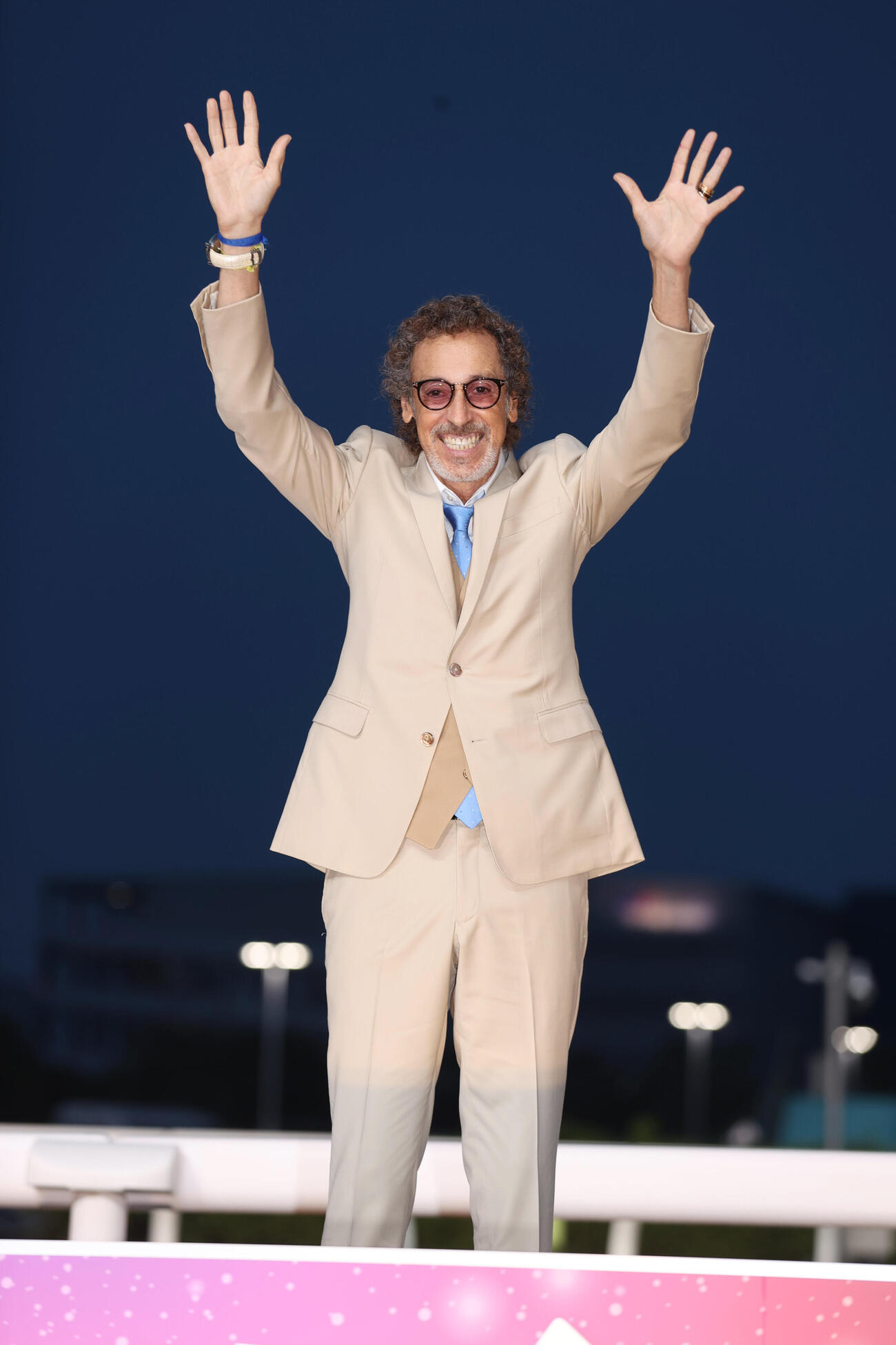 トークショーでファンに手を振るラモス瑠偉氏（撮影・柴田隆二）