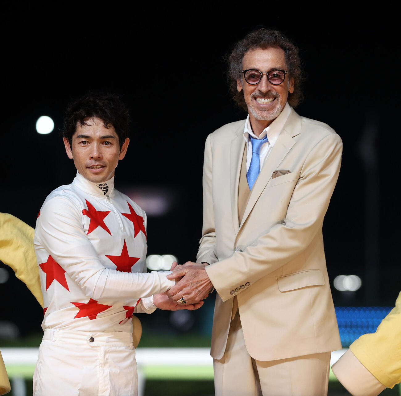帝王賞を制した戸崎圭太騎手（左）はラモス瑠偉氏と握手する（撮影・柴田隆二）