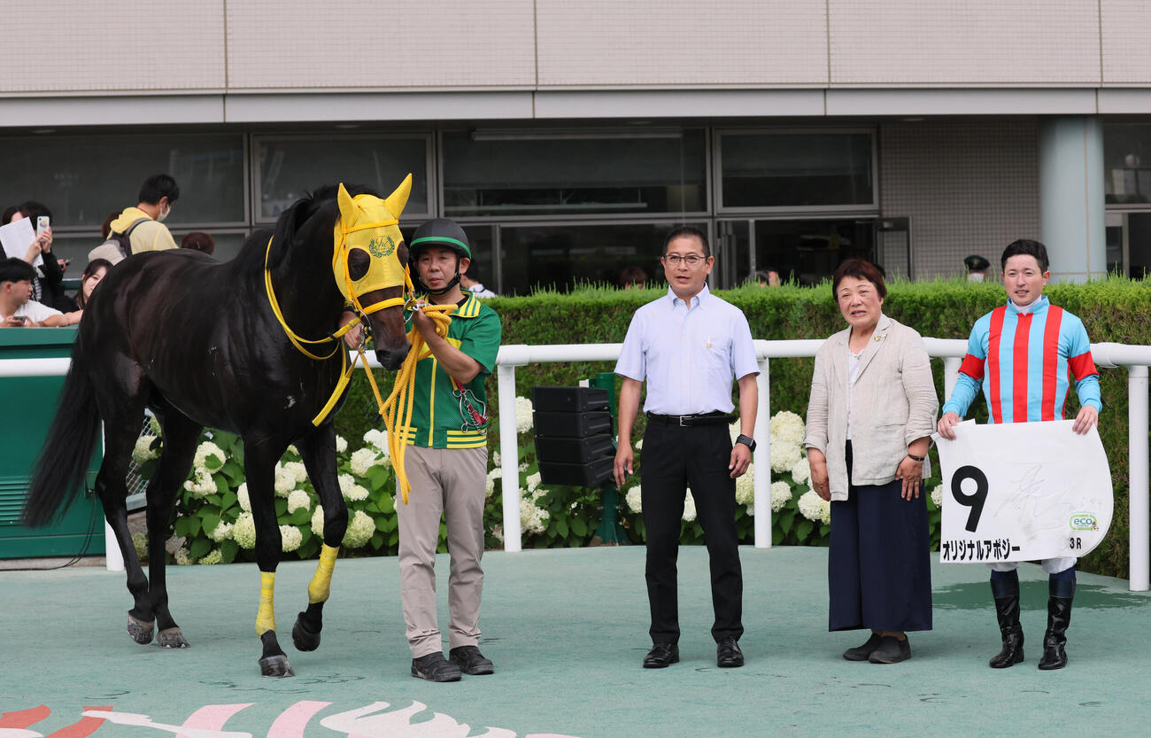 福島3R、3歳未勝利戦を制したオリジナルアポジーの口取りをする水野貴広調教師と武藤雅騎手（撮影・丹羽敏通）