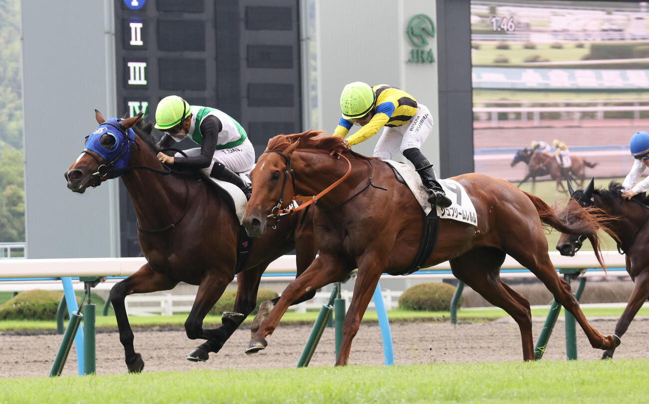 小倉7R、ベンティガオルサ（左）と団野大成騎手は直線を逃げ切って3歳未勝利を制す（撮影・梅根麻紀）