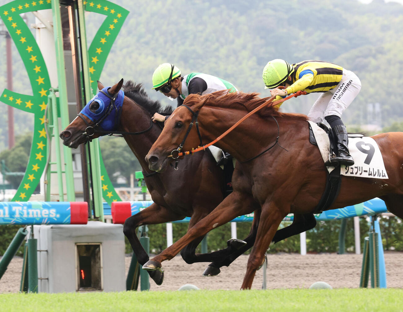 小倉7R、ベンティガオルサ（左）と団野大成騎手は直線を逃げ切って3歳未勝利を制す（撮影・梅根麻紀）