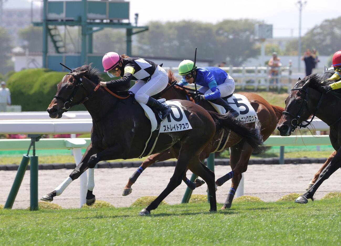 函館7R、ストレイトアスクで勝利を挙げた小林美駒騎手
