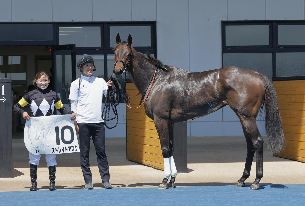 函館7R、ストレイトアスクで勝利を挙げた小林美駒騎手（左端）