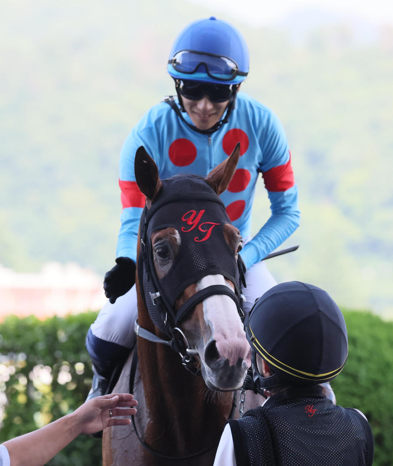 坂井瑠星騎手のエスコートで横手特別を制したディーズゴールドのメンコには田村厩舎のロゴマーク