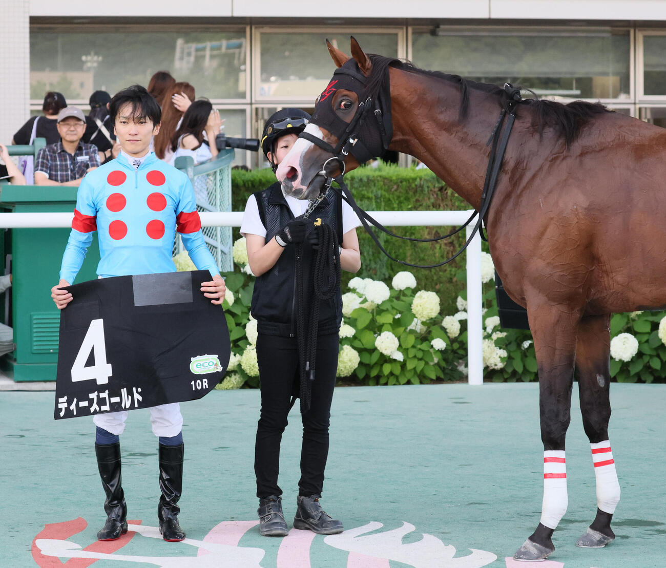 横手特別を制したディーズゴールドの口取りをする坂井瑠星騎手（撮影・丹羽敏通）