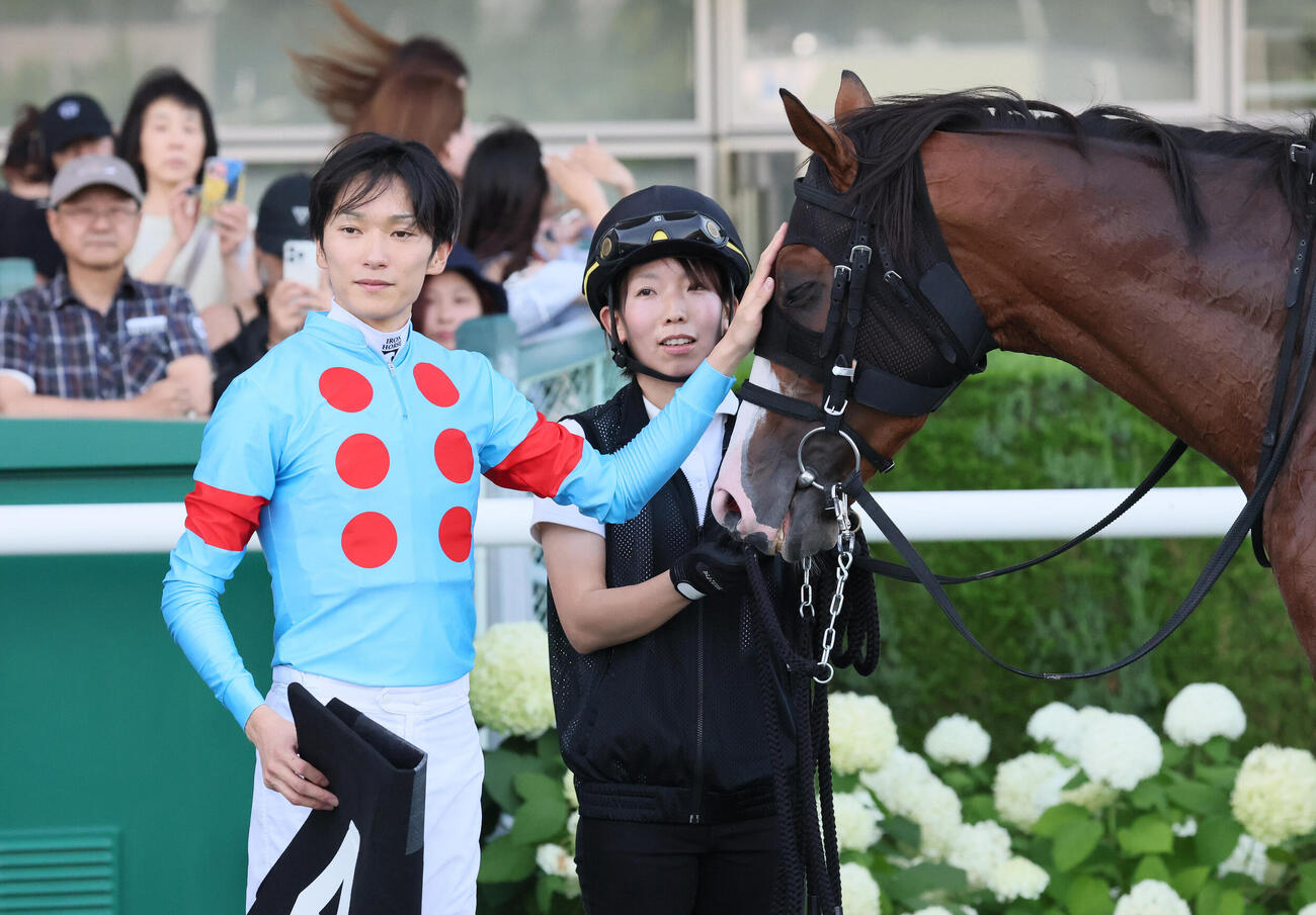 横手特別を制したディーズゴールドをねぎらう坂井瑠星騎手（撮影・丹羽敏通）