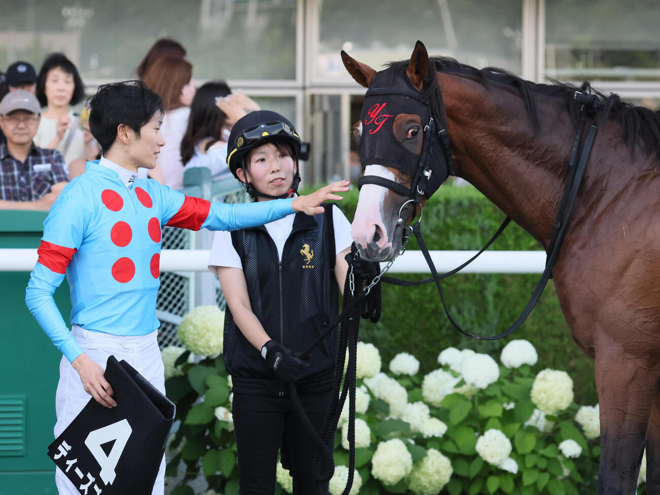 横手特別を制したディーズゴールドをねぎらう坂井瑠星騎手（撮影・丹羽敏通）