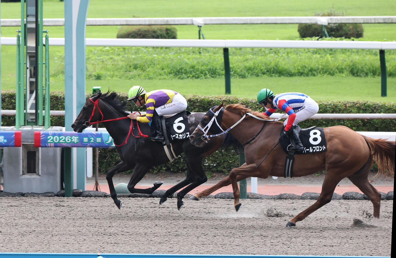 10R　雲仙特別　6番ローズカリスと田口貫太騎手は直線で馬群から抜け出しそのまま逃げ切ってゴール、雲仙特別を制す（撮影・梅根麻紀）