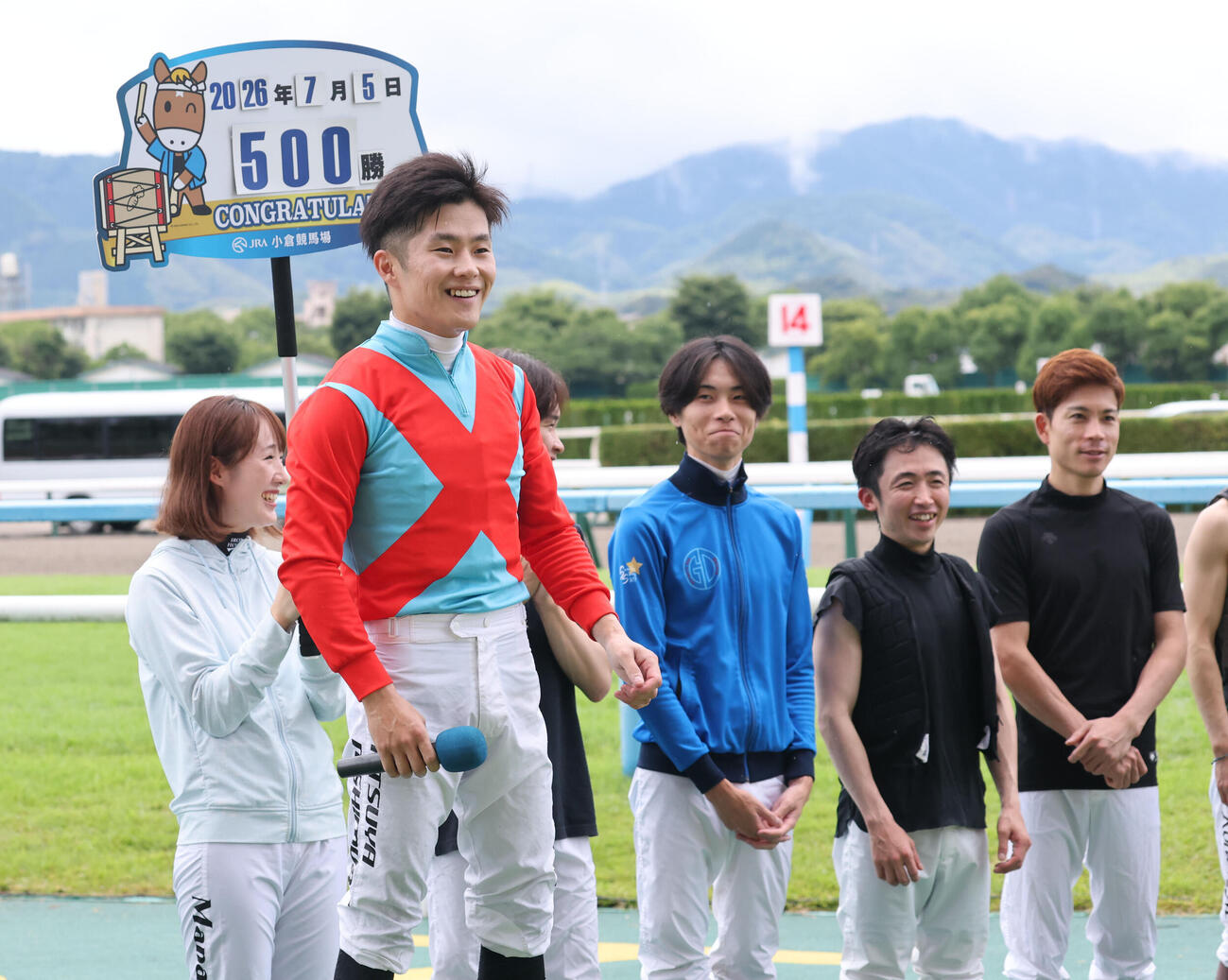 2歳新馬の勝利で通算500勝を飾った西村淳也騎手（撮影・梅根麻紀）