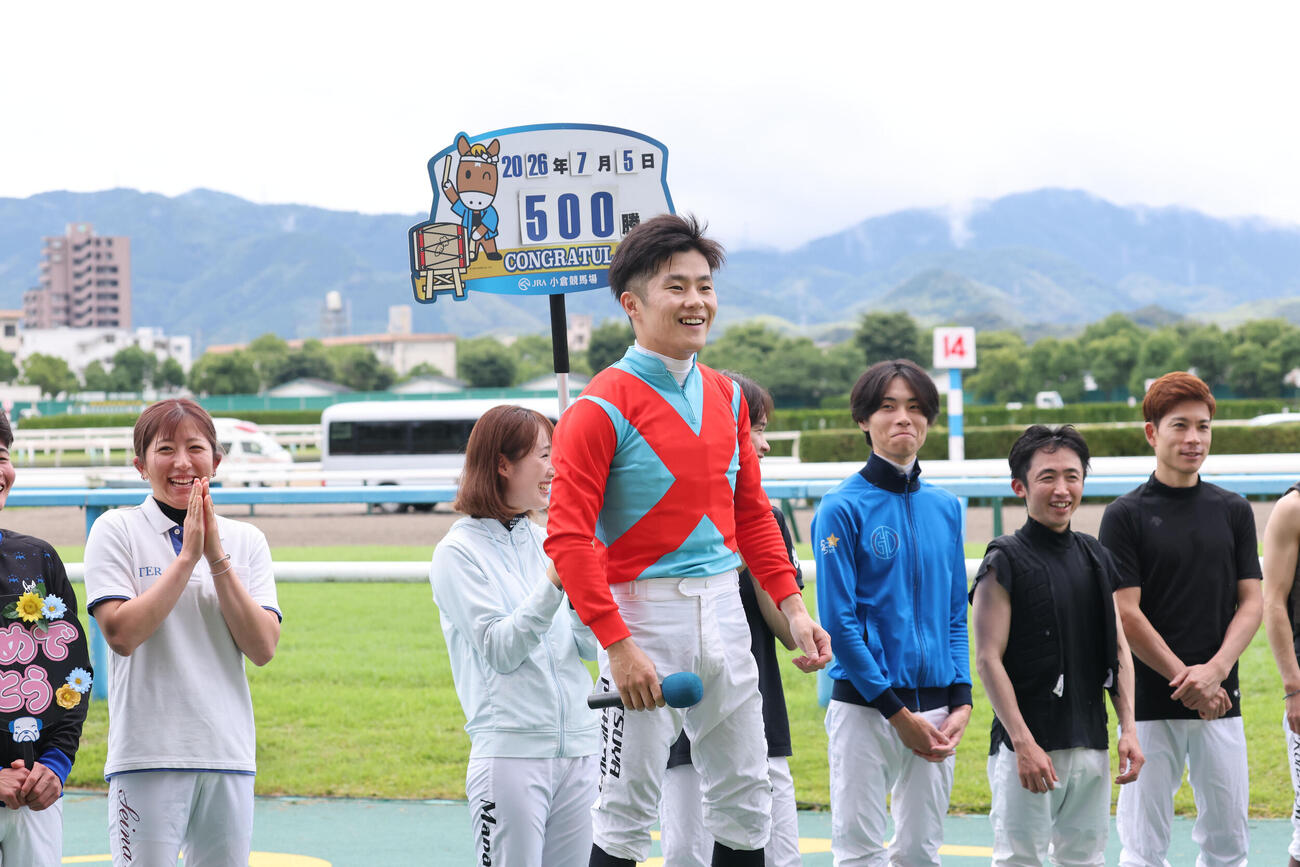 2歳新馬の勝利で通算500勝を飾った西村淳也騎手はマスコット人形をファンに投げる（撮影・梅根麻紀）