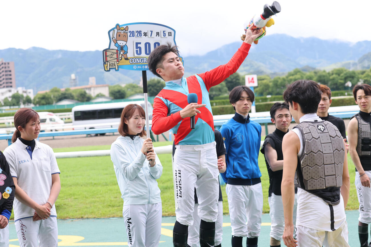 2歳新馬の勝利で通算500勝を飾った西村淳也騎手はマスコット人形をファンに投げる（撮影・梅根麻紀）