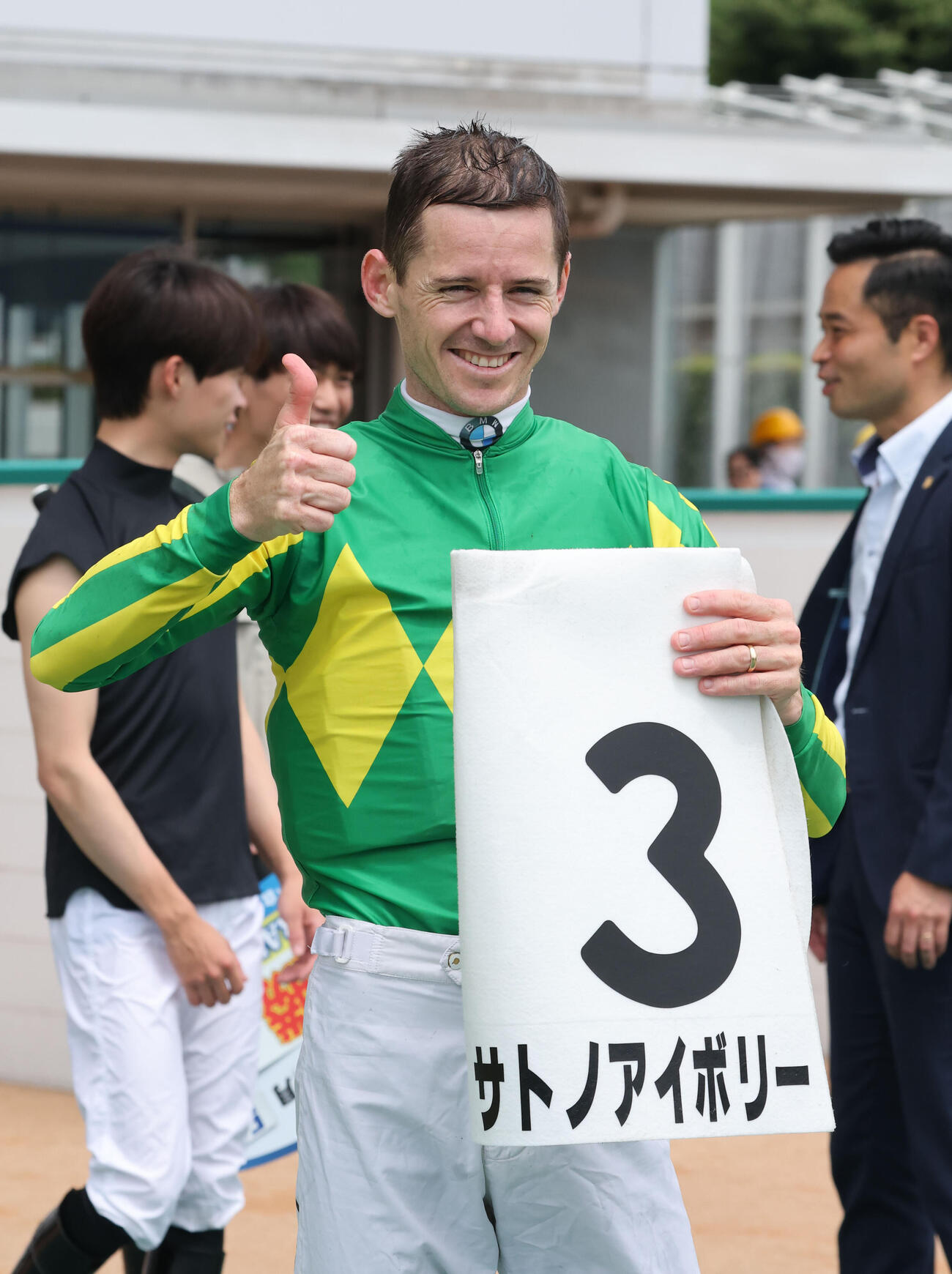 小倉8RでJRA初勝利を飾ったジェイソン・コレット騎手は笑顔でサムズアップ（撮影・梅根麻紀）