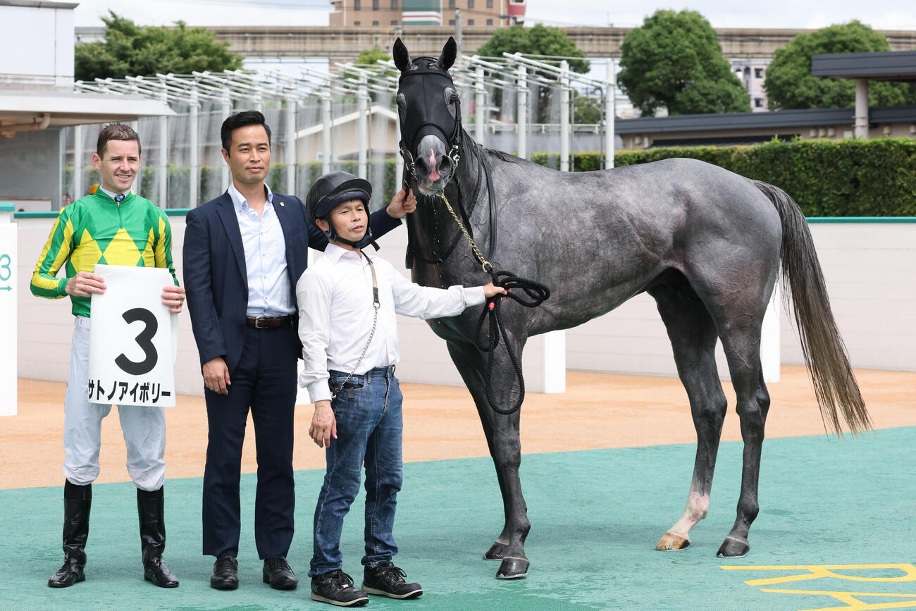 小倉8Rをサトノアイボリーで制し400勝を達成した杉山晴紀調教師（左から2人目）（撮影・梅根麻紀）