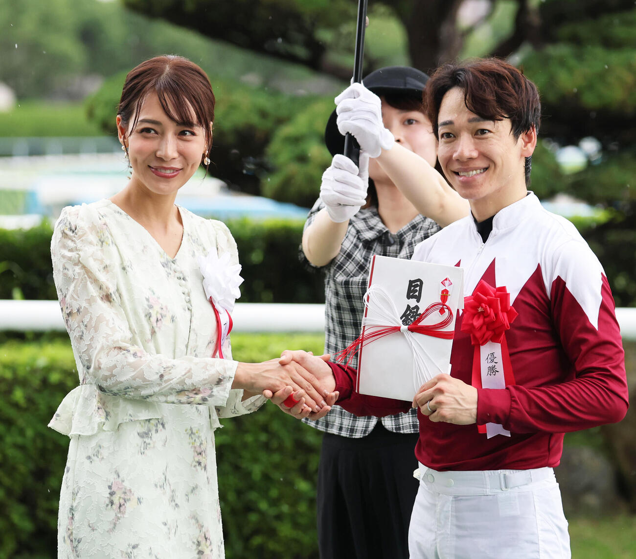 北九州記念を制した松山弘平騎手とプレゼンターの相武紗季（撮影・梅根麻紀）