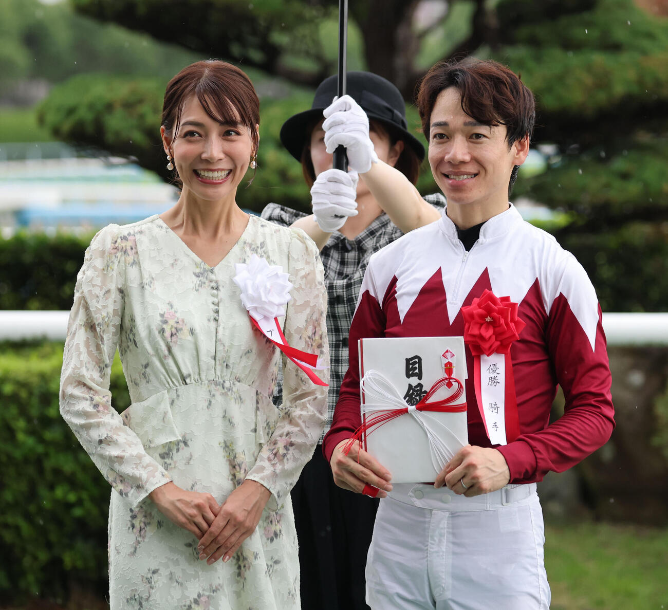 北九州記念を制した松山弘平騎手とプレゼンターの相武紗季（撮影・梅根麻紀）