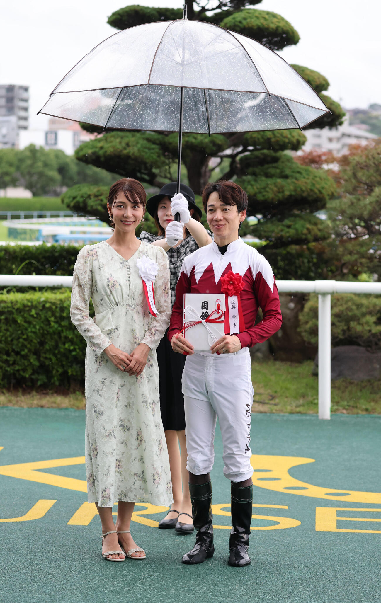 北九州記念を制した松山弘平騎手とプレゼンターの相武紗季（撮影・梅根麻紀）