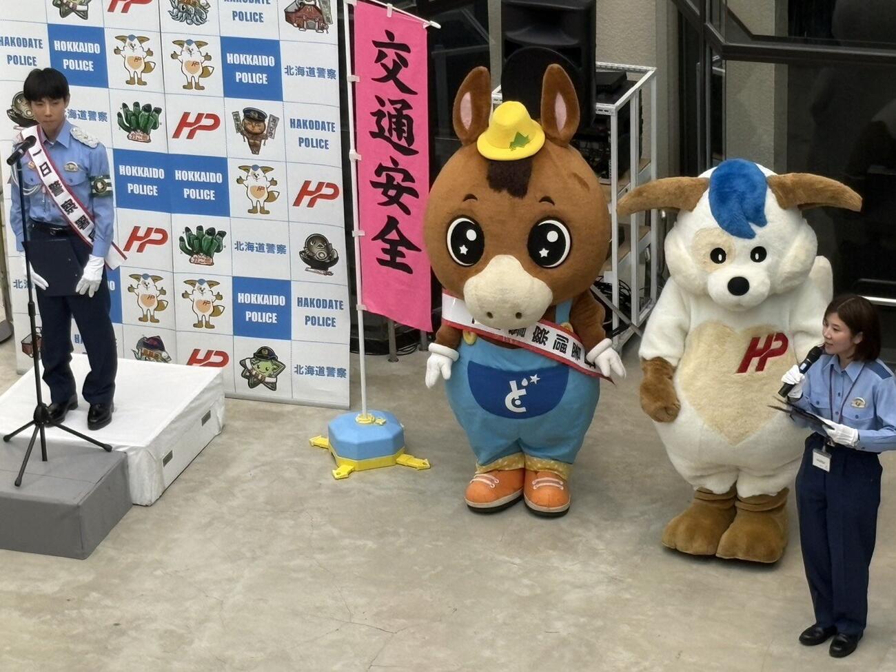 北村友一騎手が函館中央署の一日署長を務めた（撮影・木南友輔）