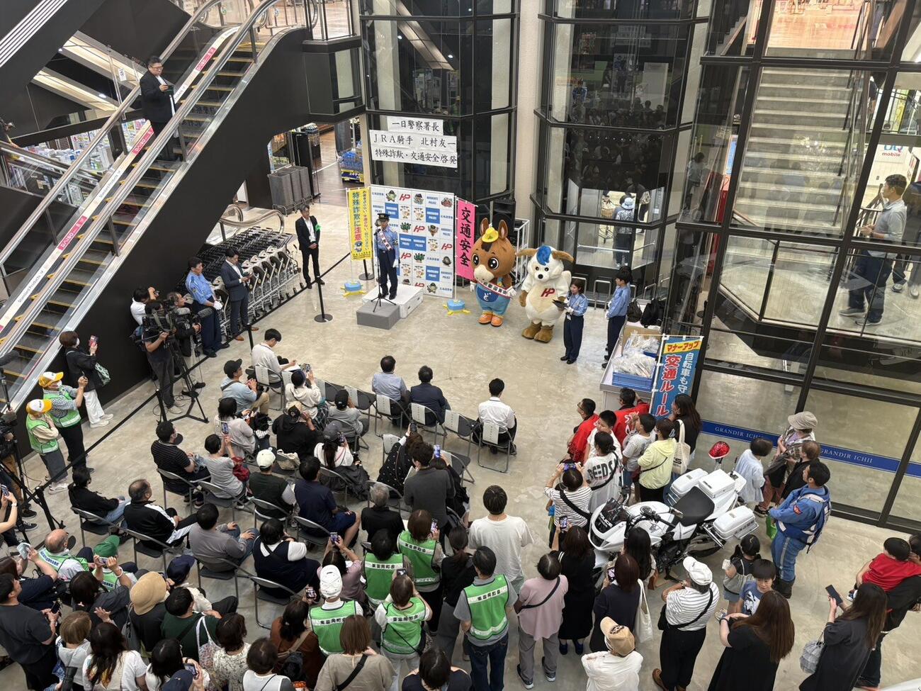 北村友一騎手が函館中央署の一日署長を務めた（撮影・木南友輔）