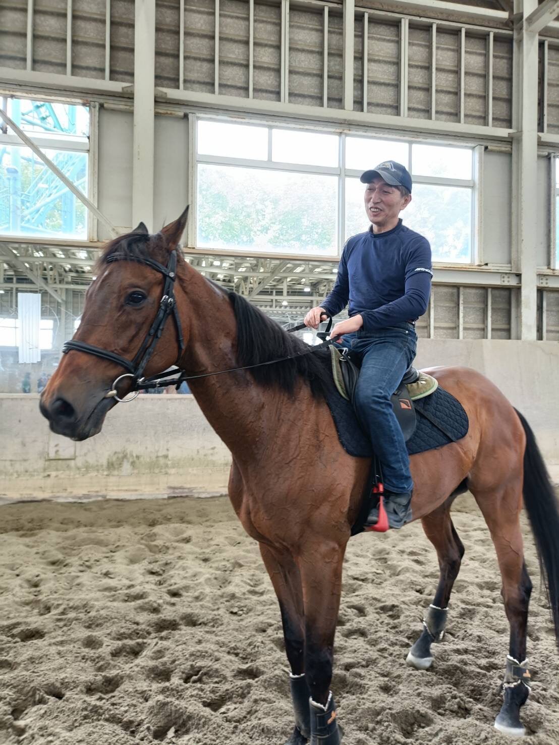 函館競馬場で誘導馬として活躍するクリンチャーと再会し、またがった長谷川万人助手（写真は本人提供）