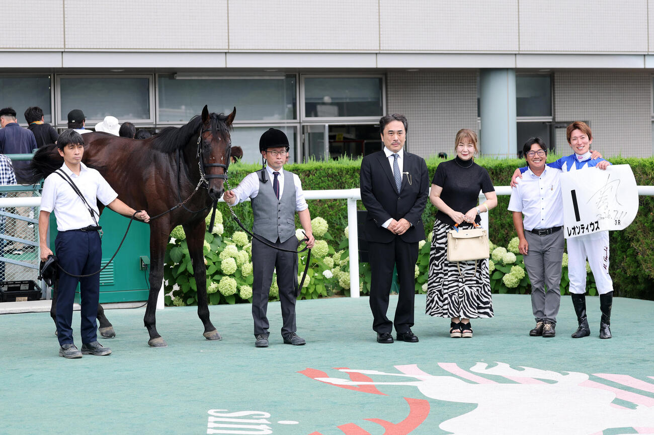 福島3R 2歳未勝利を制したレオンティウスと丸山元気騎手（撮影・鈴木正人）